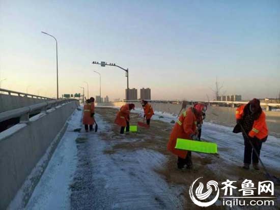 临沂环卫集团3000名环卫工人冒严寒顶风雪上路清雪