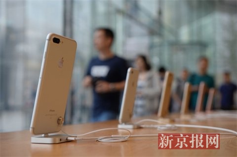 iPhone7今天开售 亮黑供不应求