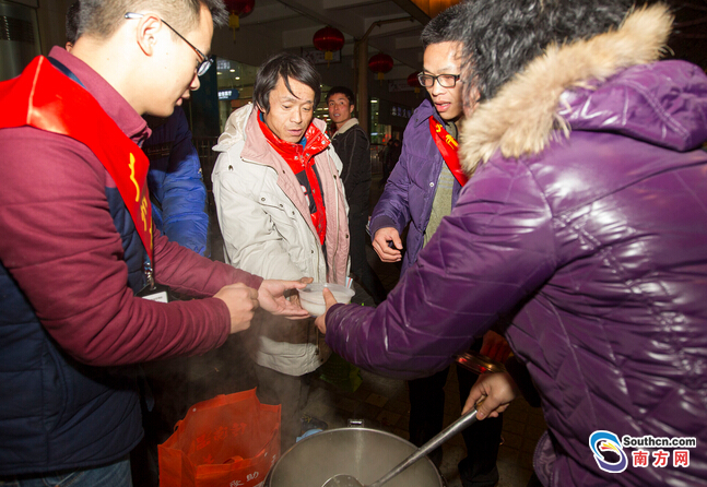 广州救助站为街头流浪乞讨者送热粥和衣物御寒