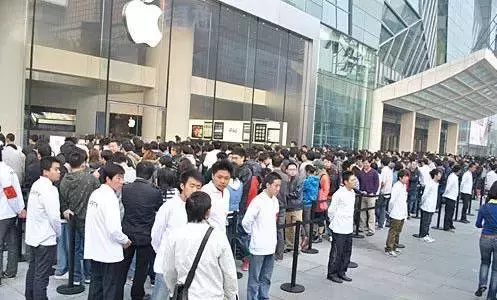 一代神机iphone4撤出历史的舞台，大家都要和經典告别！