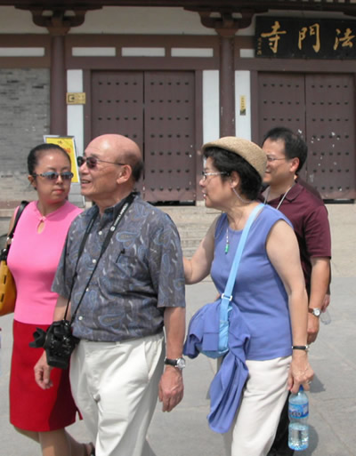 94年张学良唯一健在的儿子回国，飞机上要人照顾，64岁不会讲汉语