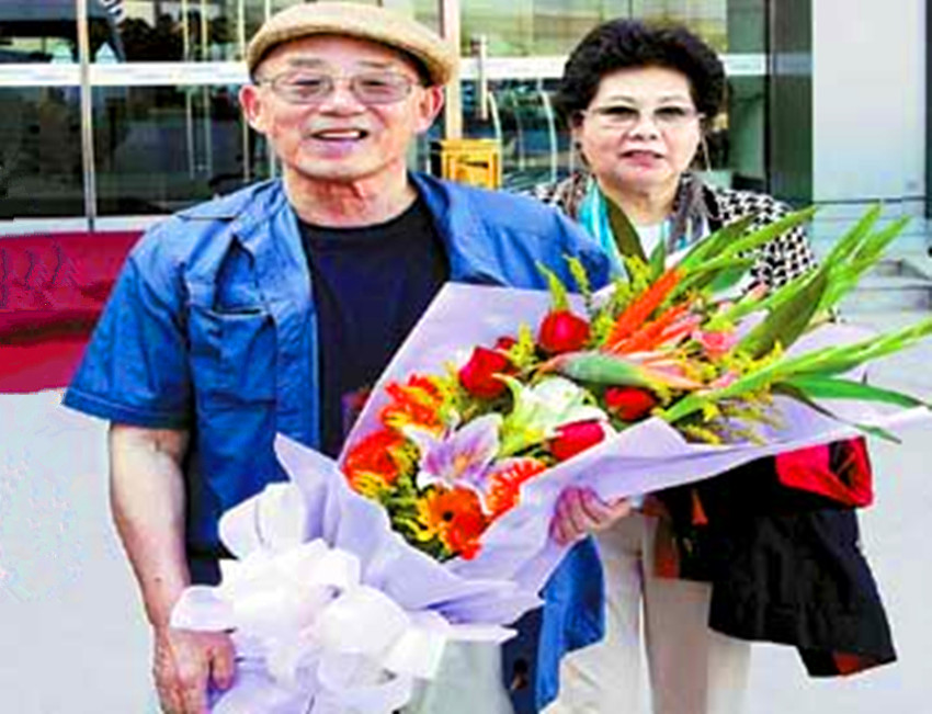 94年张学良唯一健在的儿子回国，飞机上要人照顾，64岁不会讲汉语