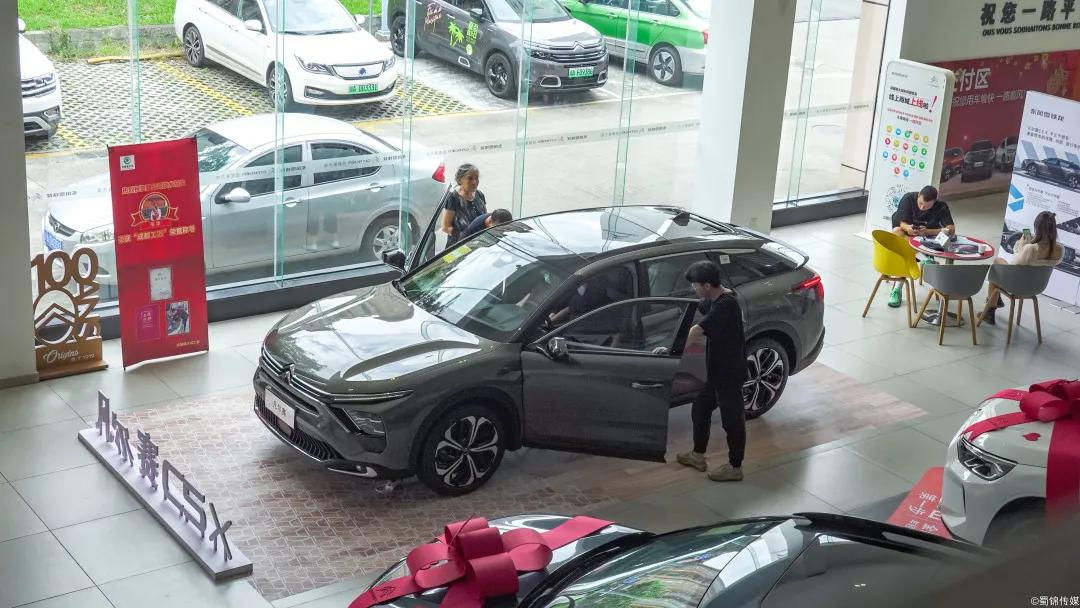 线上爆红，线下几何？凡尔赛会不会“雷声大雨点小”？