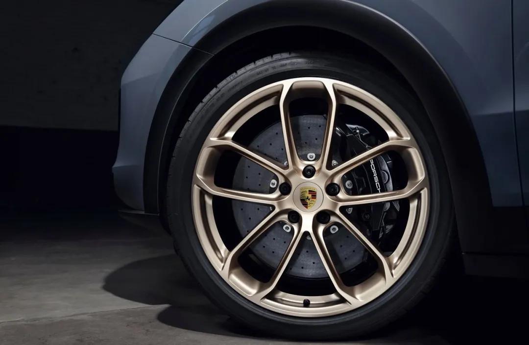 马力超过600匹、赛道圈速比超跑还快，这台保时捷SUV有点意思