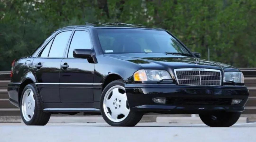 豪车馆人流络绎不绝，消费者都这么有钱了吗？