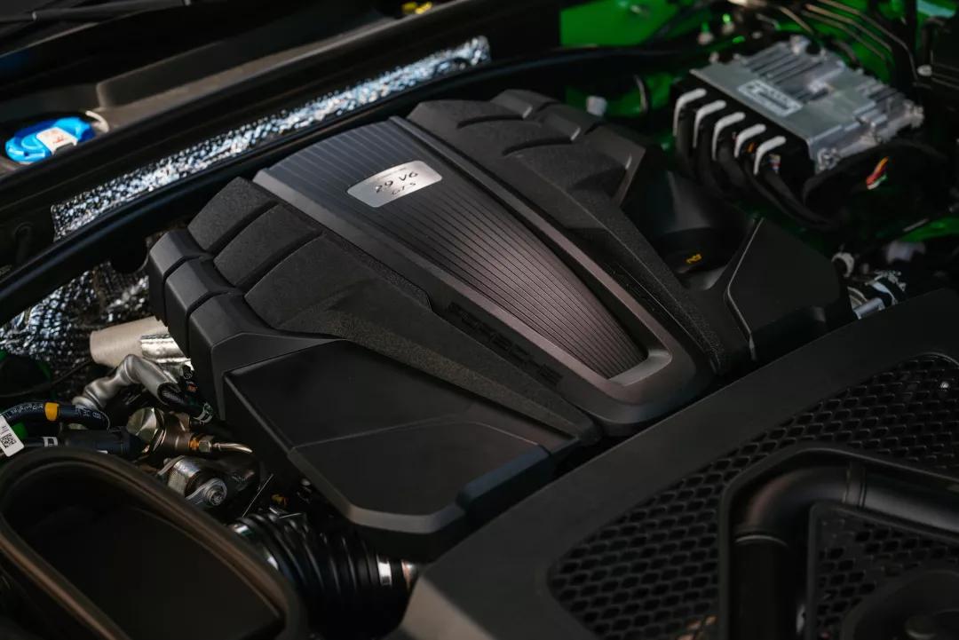 保时捷Macan再次中期改款，外观变化不大、动力提升明显