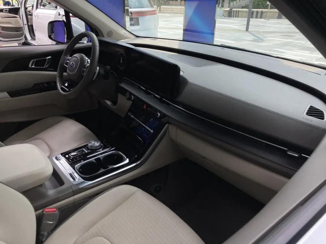 起亚牌移动魔术室：车宽2米、轴距3米，后排能打小麻将