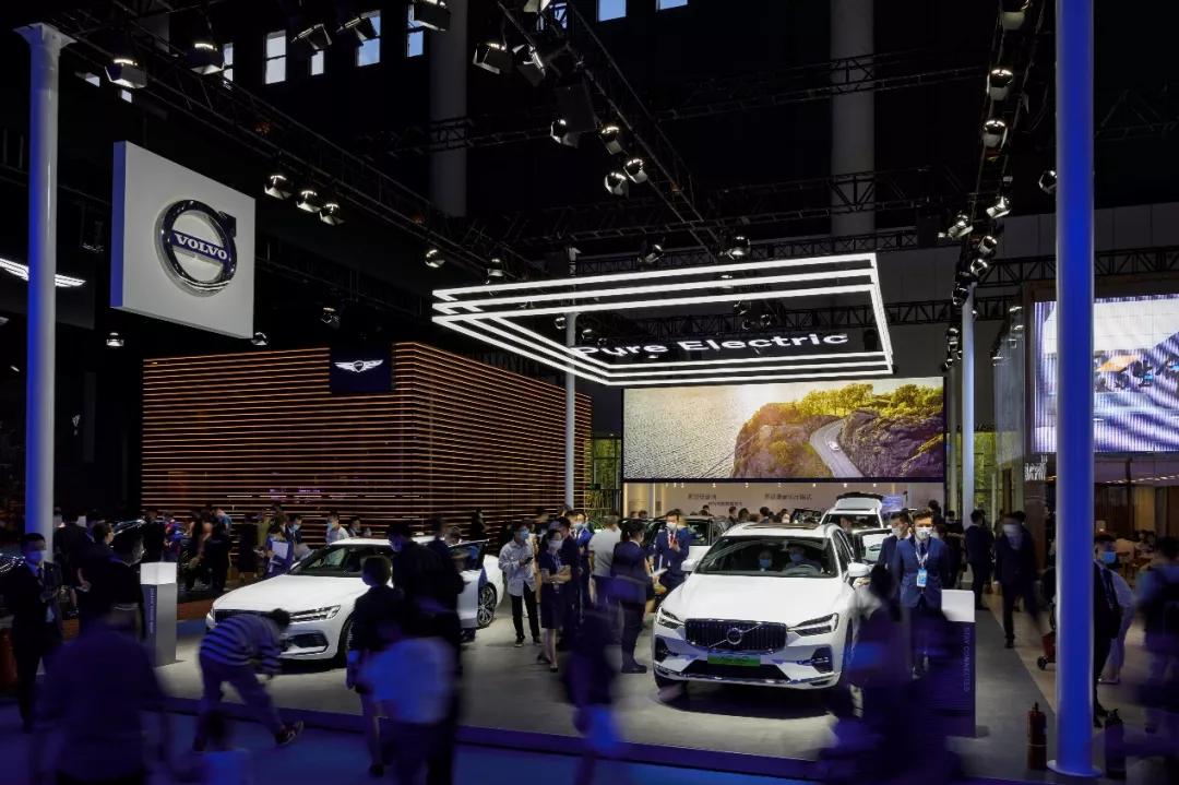 豪车馆人流络绎不绝，消费者都这么有钱了吗？