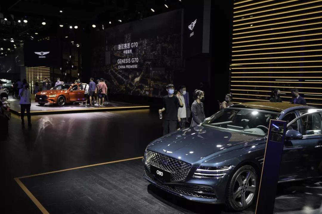 豪车馆人流络绎不绝，消费者都这么有钱了吗？