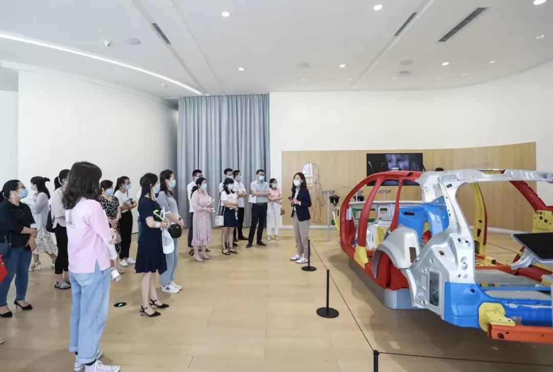 高圆圆在车展现场提车，沃尔沃凭何俘获国民女神的芳心？