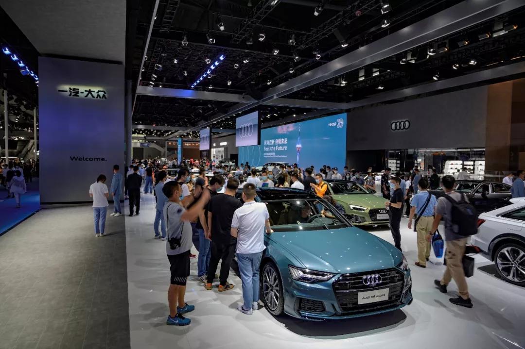 豪车馆人流络绎不绝，消费者都这么有钱了吗？