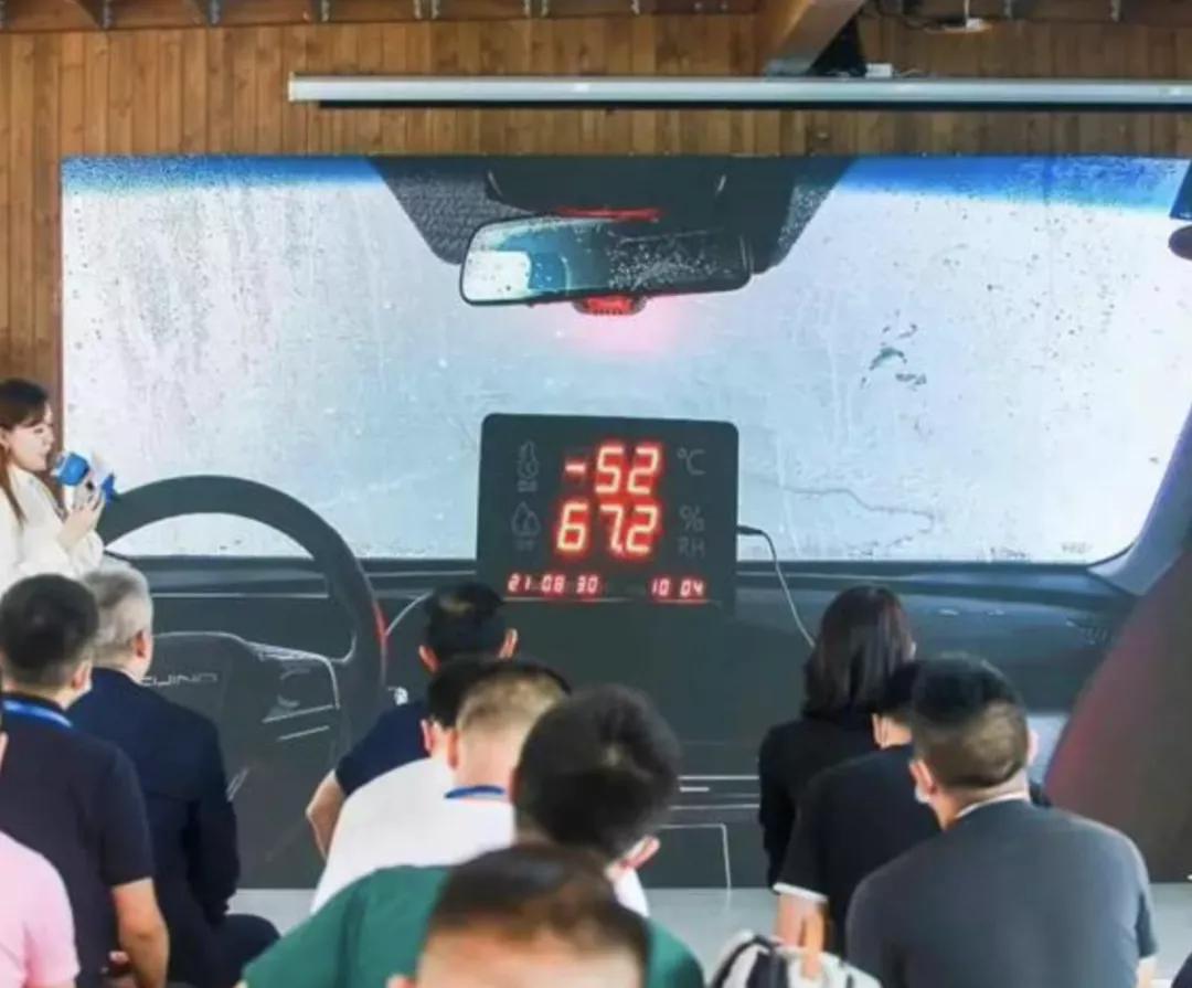 把车丢进冰窟、与杜卡迪比加速，北京汽车挺会玩