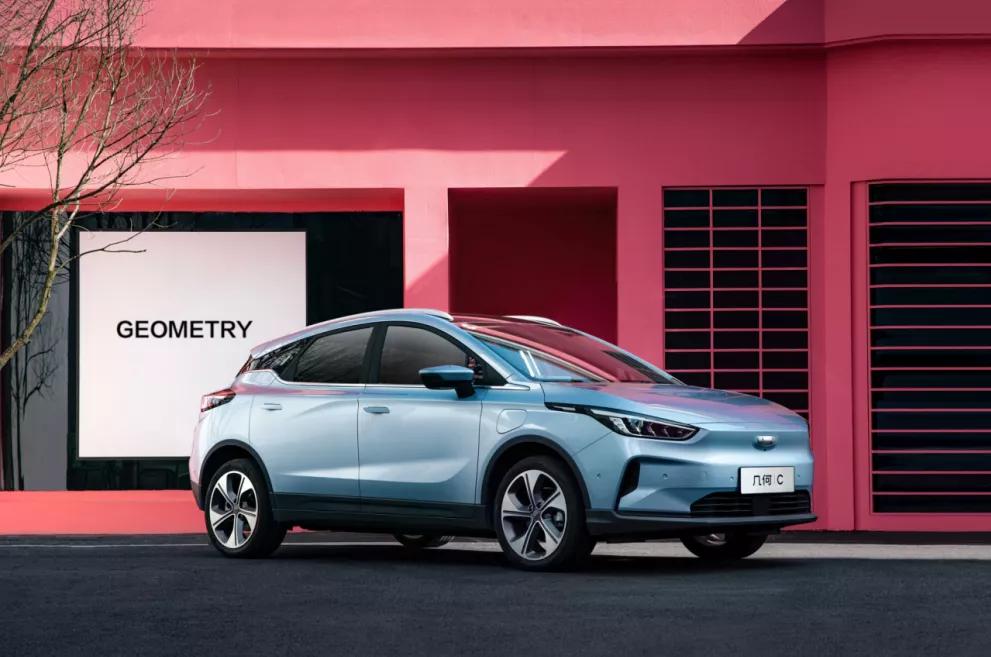 自动驾驶再次被推上风口浪尖；保时捷新概念车预告图发布