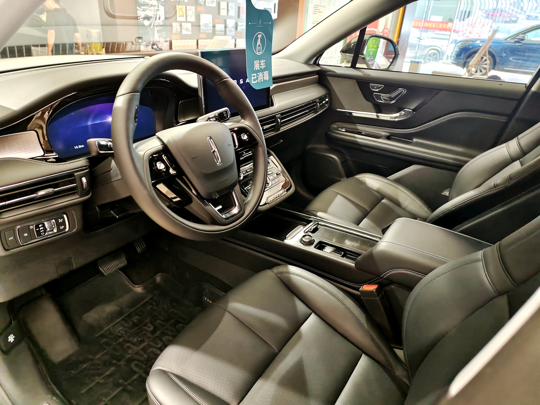 小号撩车:美系豪华suv 实拍林肯冒险家尊享版 配置是亮点