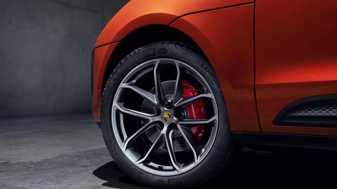 保时捷Macan再次中期改款，外观变化不大、动力提升明显