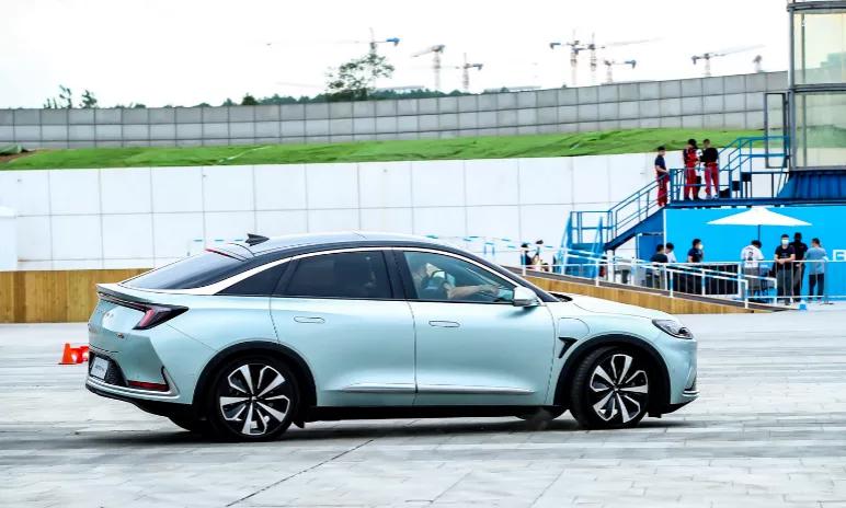 把车丢进冰窟、与杜卡迪比加速，北京汽车挺会玩