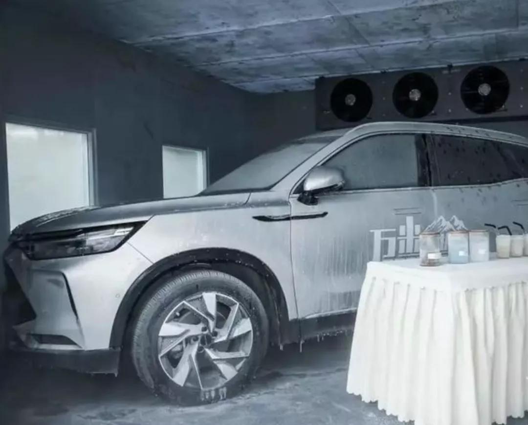 把车丢进冰窟、与杜卡迪比加速，北京汽车挺会玩