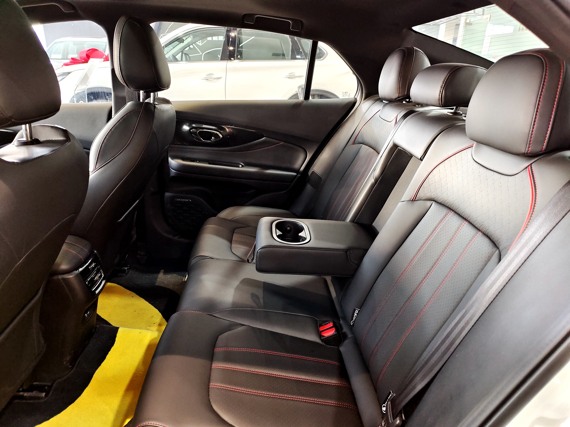 影豹的后排腿部空间在同级别来看也是比较出色的水准,中央地台隆起