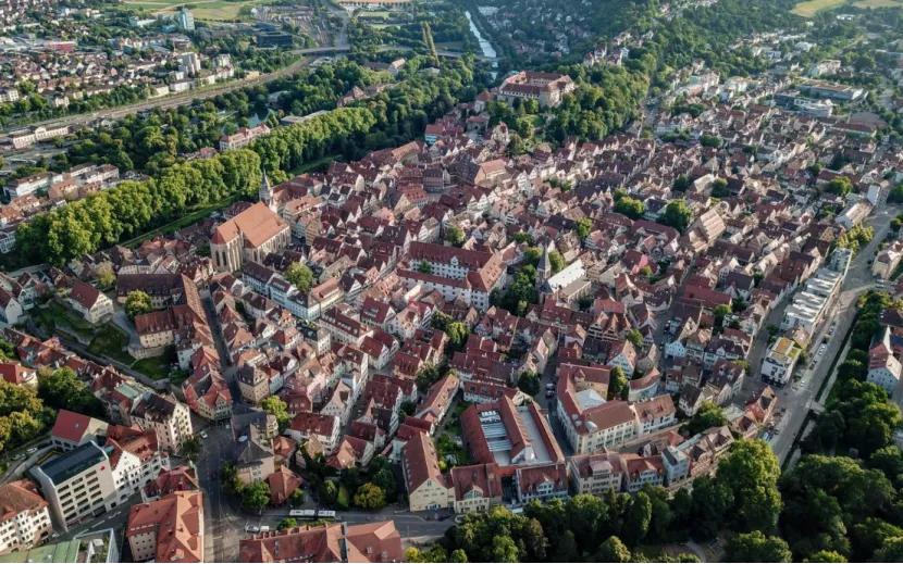 广汽丰田全新SUV定名“锋兰达”；远程汽车换电概念重卡将发布