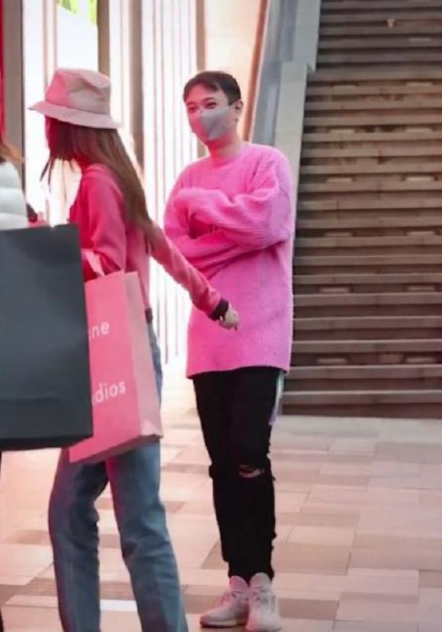 真不愧是首富之子，王校长现身普通小店买烟，