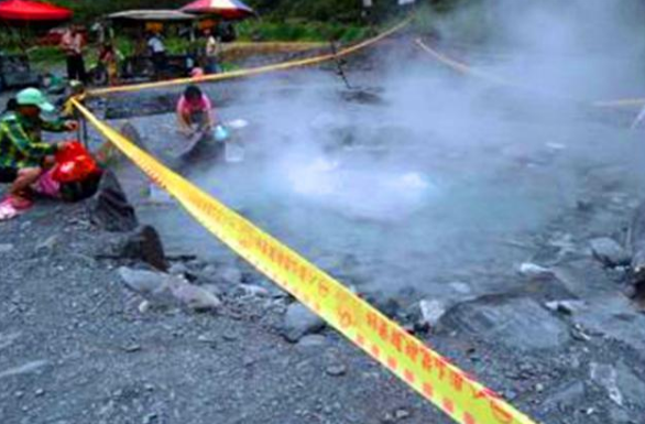 湖北老农家里祖坟冒青烟，专家立刻挖开检查，