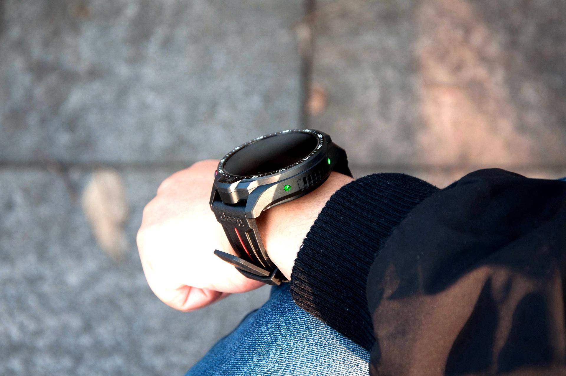 Jeep黑骑士智能手表：高清双摄独立通话，自带64G超大空间