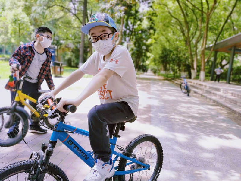 杨威双胞胎女儿太好辨认！各自遗传爸妈基因，姐妹俩还真不偏心啊