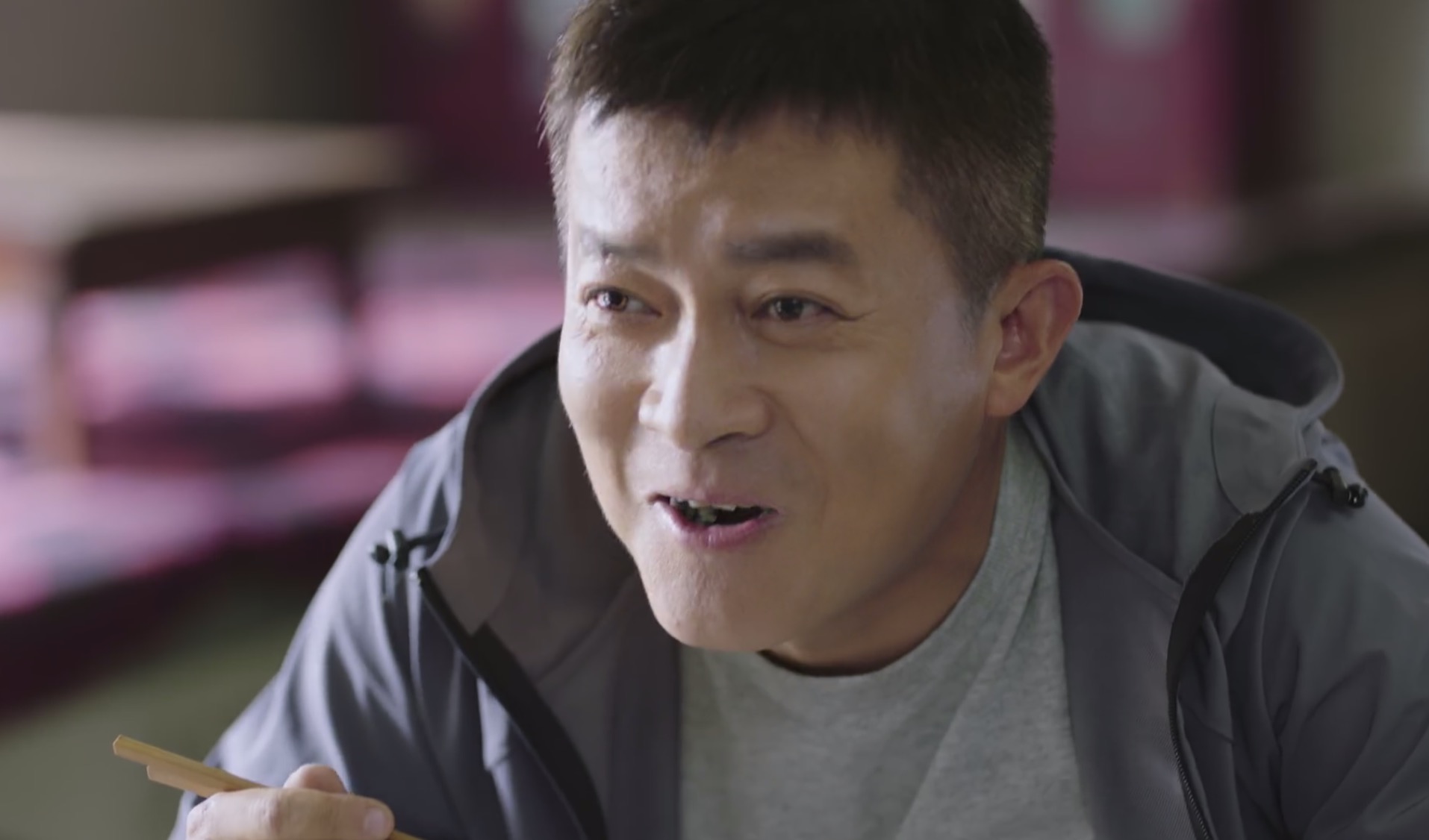 两人同岁曾经演师徒，新剧中徒弟发福显老，师傅反而显年轻