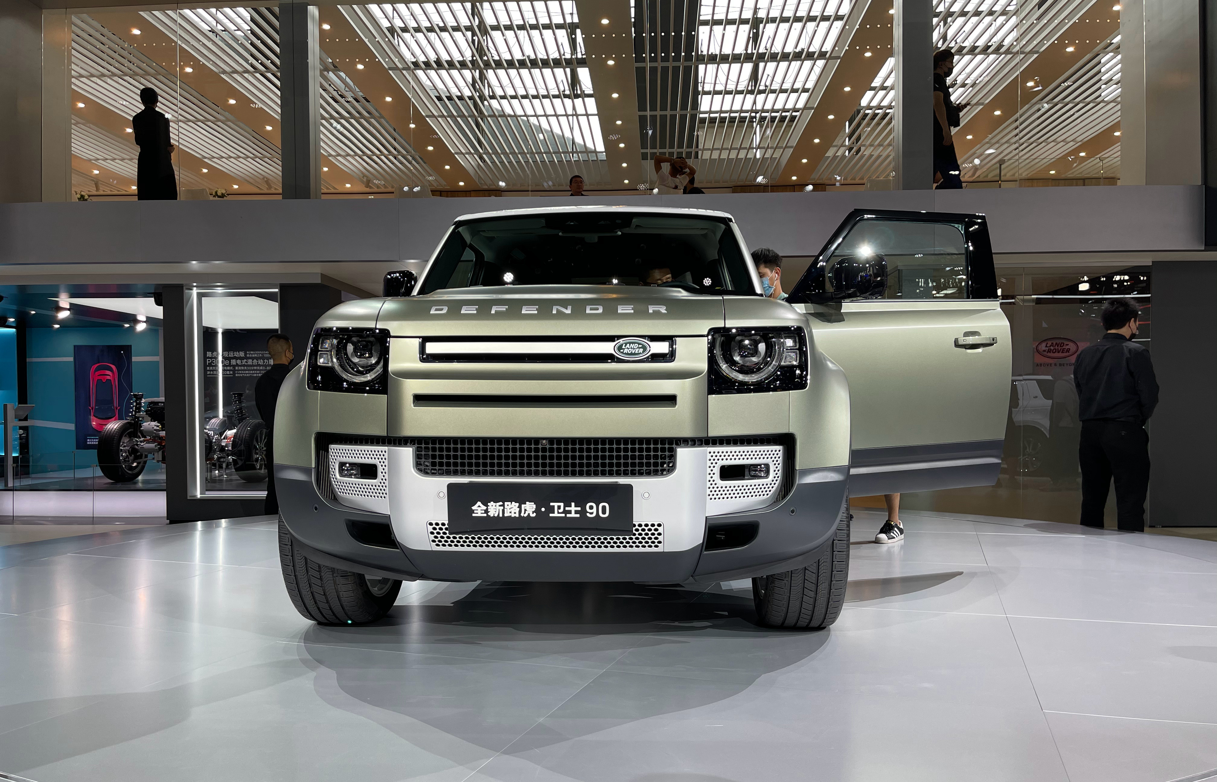 全新路虎卫士90首发亮相,3.0t六缸发动机,车身更短_太平洋号