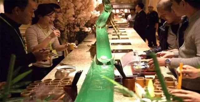 日本特色“流水素面”，吃法太奇葩，游客吃完纷纷吐槽：有点恶心