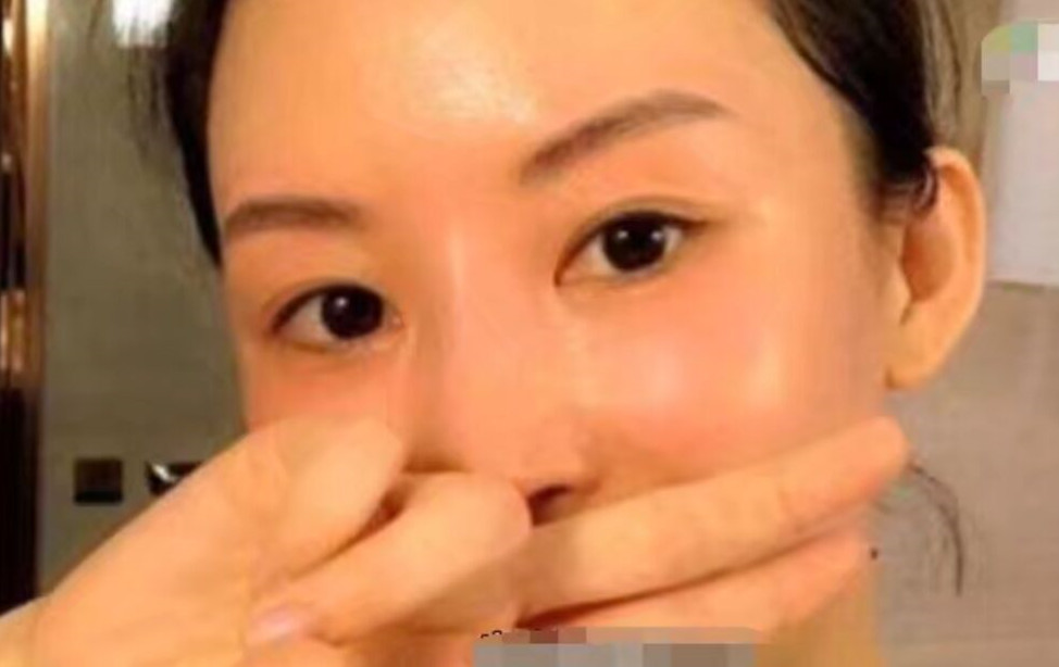 为何潘晓婷年近40还没结婚？看看她洗完澡的自拍