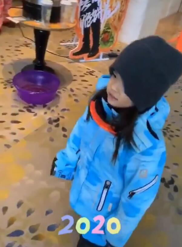 杜江和霍思燕一家出遊，神秘小女孩再現身，露側臉與霍思燕熱聊