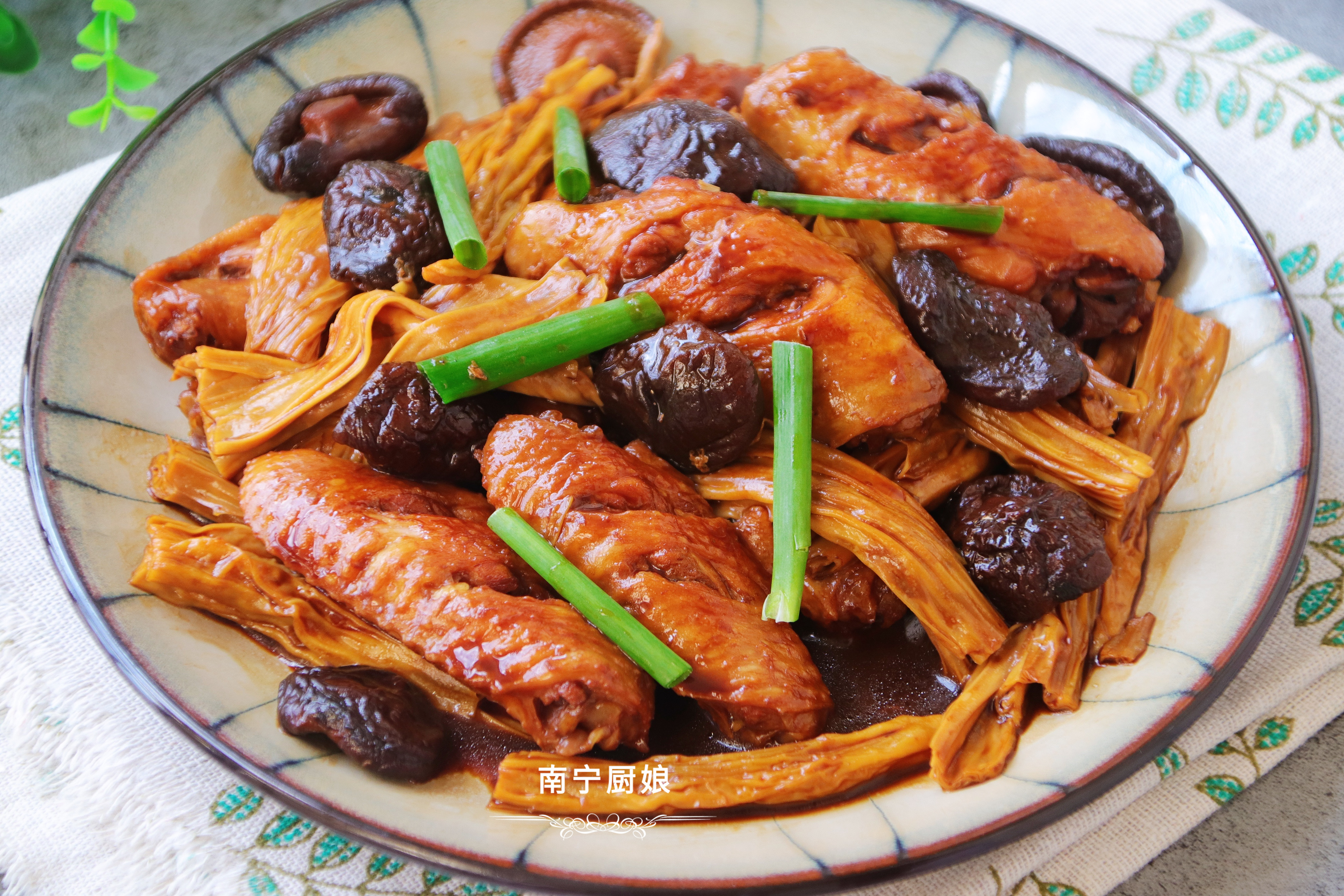 做红烧鸡翅，很多人下锅前就做错了，难怪做出来肉质发柴、腥味重