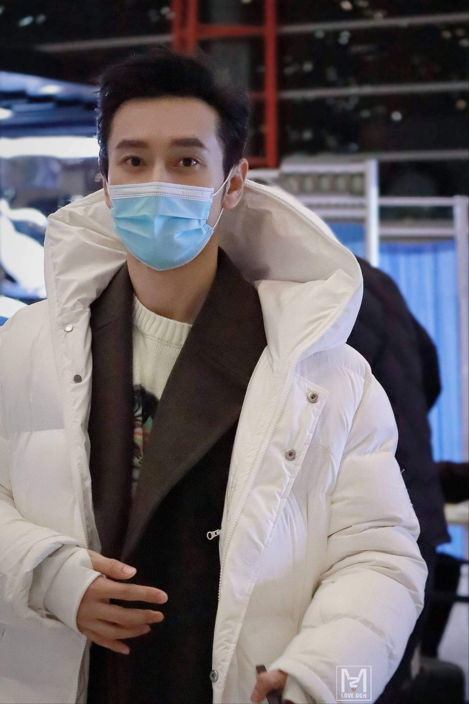 暴瘦30斤的黄晓明好清爽！穿西装变真颜霸，表情