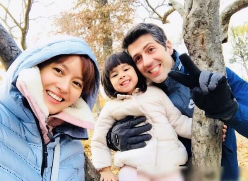 有种“混血”叫梁咏琪女儿，五官精致似洋娃娃，美貌完全不输妈妈