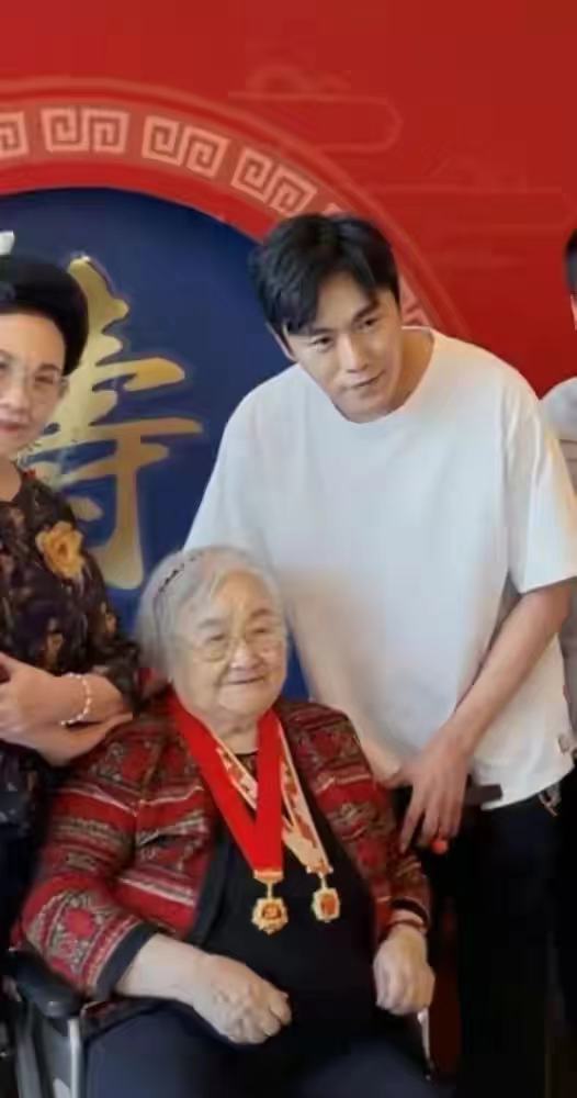 伊能静秦昊全家为姥姥庆生！这张少女脸让人心服口服，婆婆似贵妇
