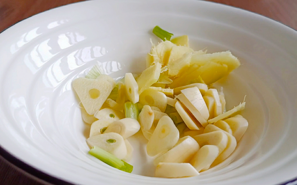 When the weather turns cold, eat more fish, not deep-fried or boiled, the method is simple and warms the stomach, the family is rushing to eat
