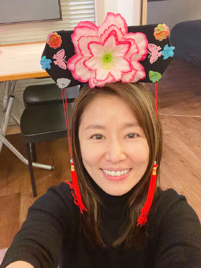 林心如戴女兒髮箍玩自拍，45歲秀懟臉全素顏，顏值超耐打