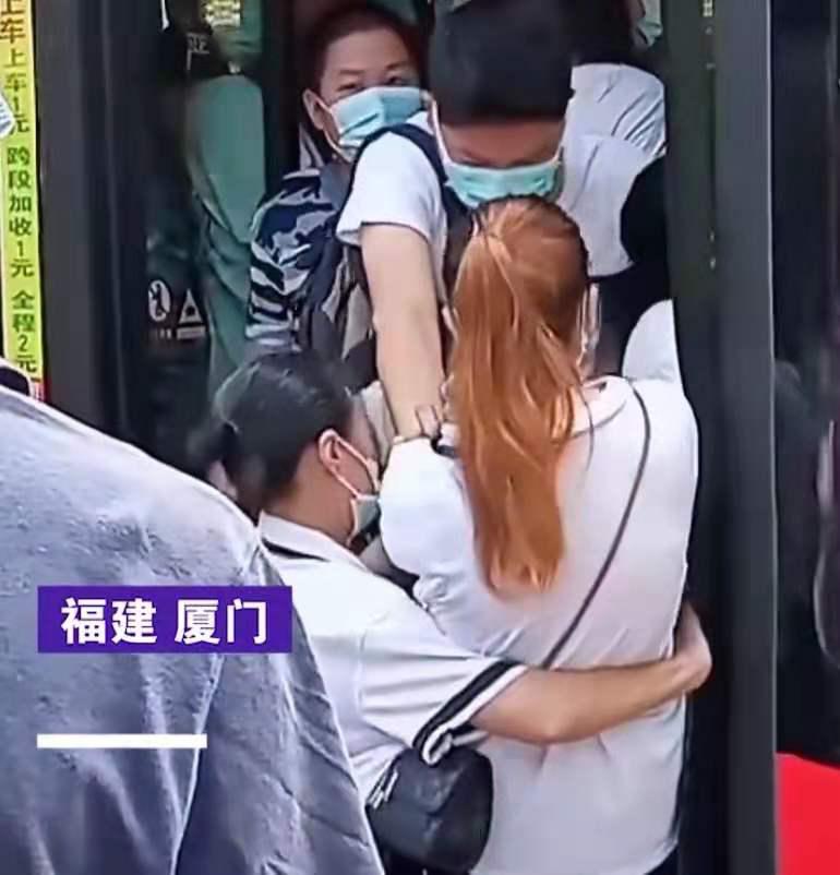 上班高峰期，两女子挤公交惨遭男子推搡：挤死了，滚下去