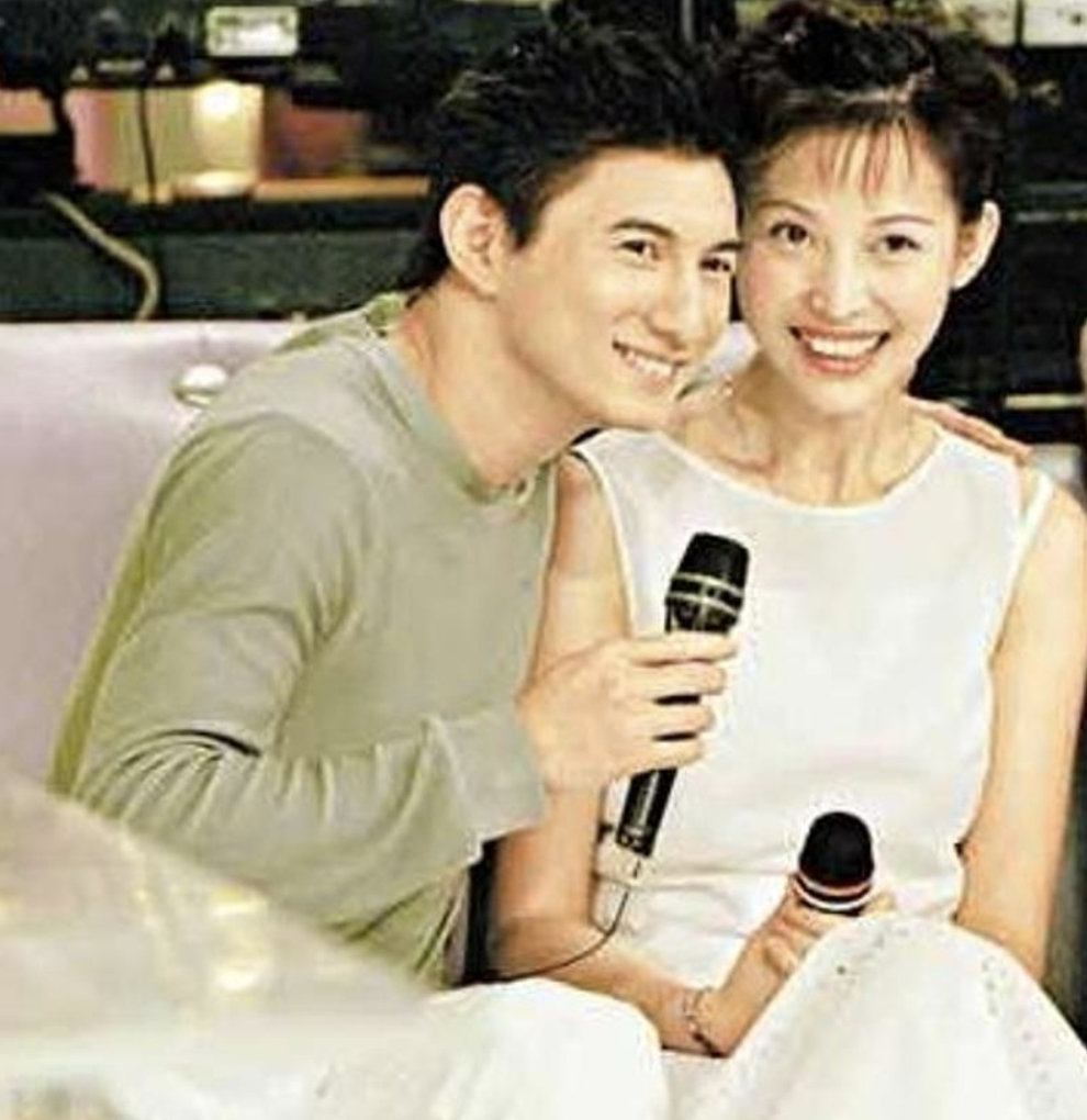 张晋因蔡少芬留有前任照片吃醋，蔡少芬果断烧毁旧照，给足安全感