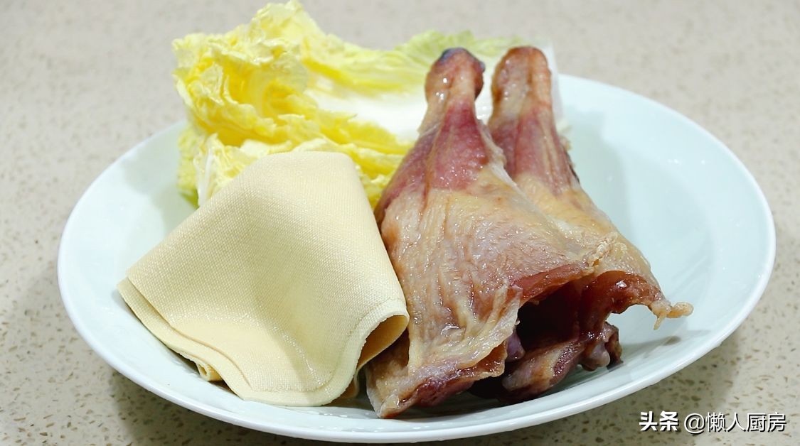不需要添加任何調味品，醃製臘雞腿，配上娃娃菜和豆腐皮蒸著吃