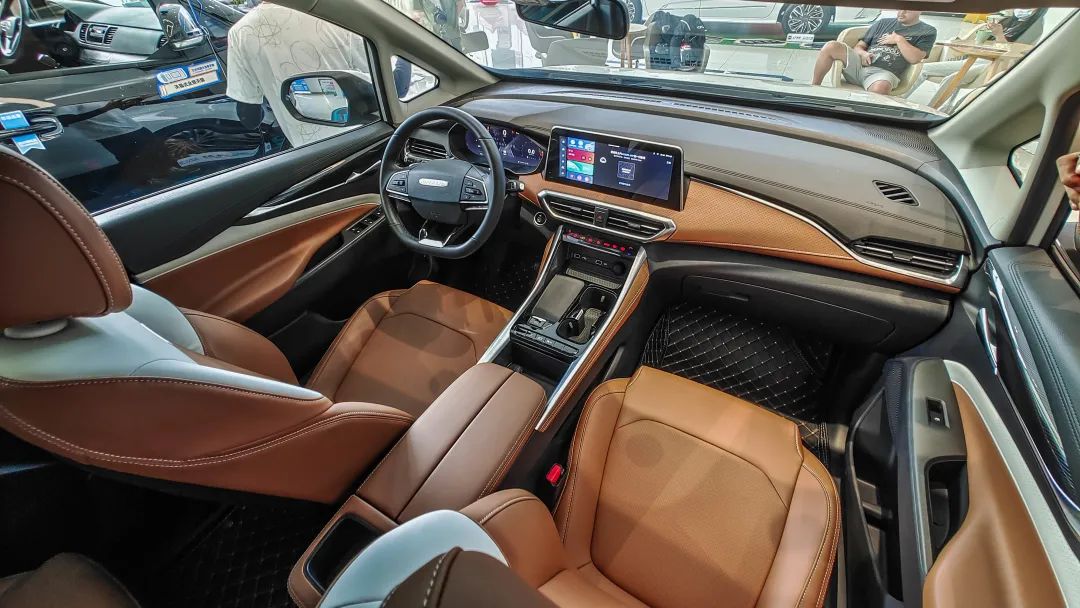 它比传祺M6强多了，堪称家用MPV中的智能担当