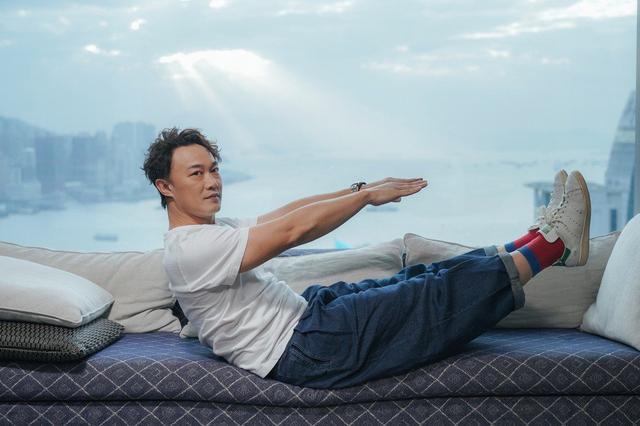 劉嘉玲曬生日照，陳奕迅女兒陳康堤現身，穿露肩裝亭亭玉立氣質佳