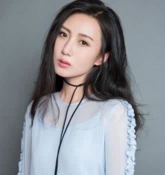 公公婆婆都是著名演员，可她出道多年而不红，