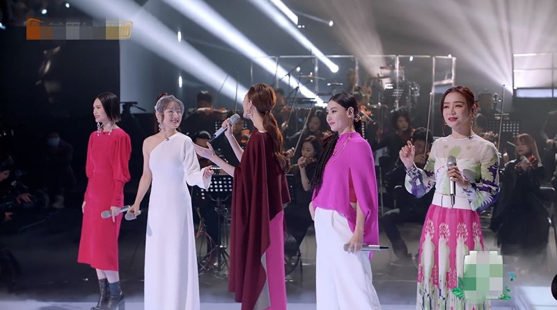 张柏芝又被拍疑似孕肚照，被曝录节目频休息，有专家称30周了？