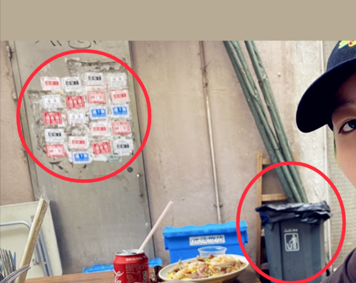 窦靖童垃圾桶旁吃路边摊，素颜出镜接地气，与李嫣形成鲜明对比