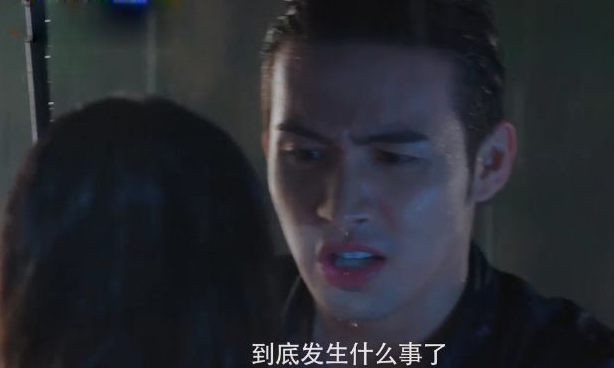 求求演员们，做烤瓷牙颜色悠着点，“夜光牙齿