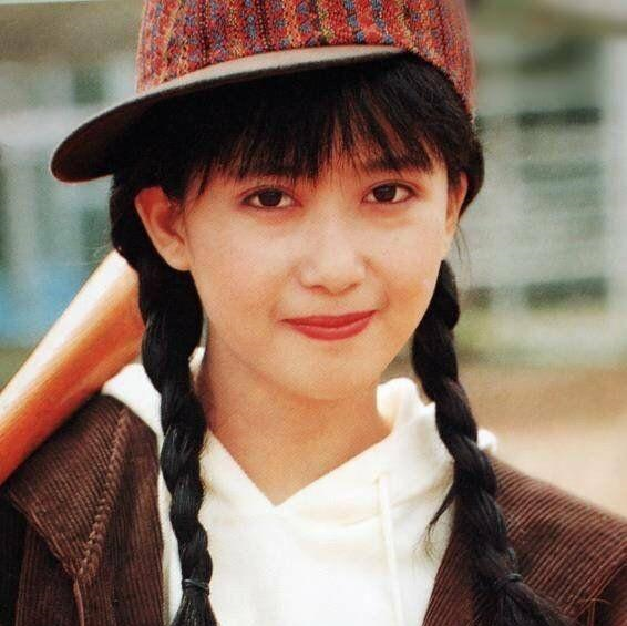 50岁孟庭苇罕晒近照，满头乌发肌肤白皙似少女，