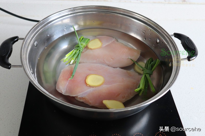 自從學會做肉鬆，隔三差五做一次，寶寶吃粥加一勺，一碗不夠吃