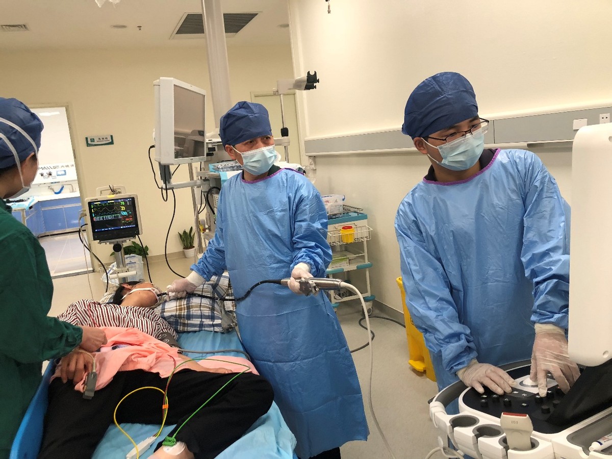 协和医院超声科在金银湖院区首次开展无痛经食管超声心动图